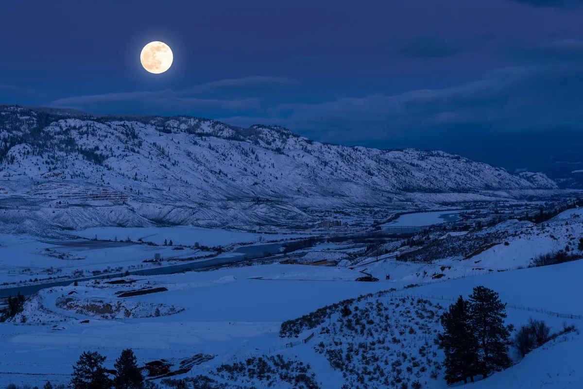 How to See the Full Moon and Planets This Weekend: A Stargazer’s Guide to August 2025